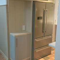 Habillage d'un frigo américain avec emplacement cafetière et rangement