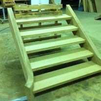 Escalier extérieur en chêne pour accès au perron d'une habitation.