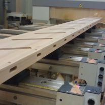 Fraisage comprenant fentes pour marches, mortaise avec perçage de cheville pour les balustres et tenon de fixation au poteaux, le tout en un seul usinage.