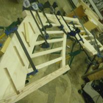 Assemblage d'un ensemble de limon centraux superposés pour escalier trois quart tournant.