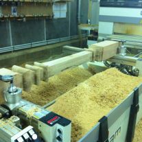 Fraisage pour sculpture de poteaux de charpente en chêne.