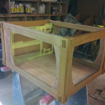 Habillage d'un bac d'aquarium en chêne et frêne, toute pièces galbées, en petite série.