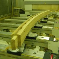 Traverse de garde corps cintré en Iroko avec pente d'évacuation d'eau 5 axes