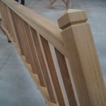 Balustrade en Iroko assurant un escalier extérieur en béton