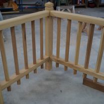 Balustrade en Iroko assurant un escalier extérieur en béton